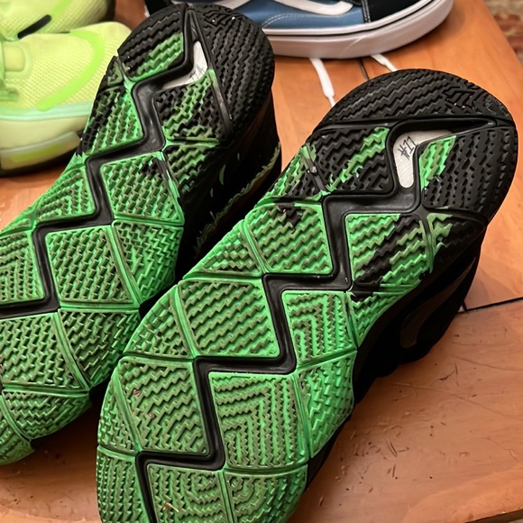Nike Kyrie 4 Halloween Basketball Sneakers - Picture 2 of 7